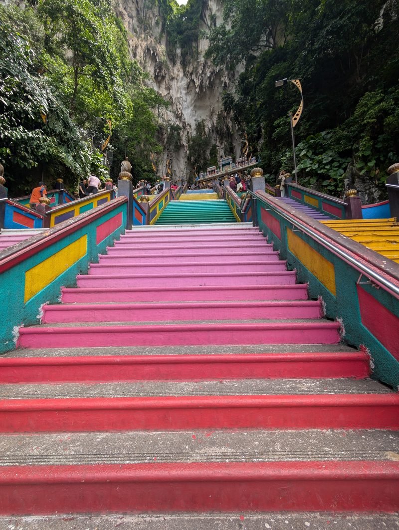 Les marches color&eacute;es des Batu Caves