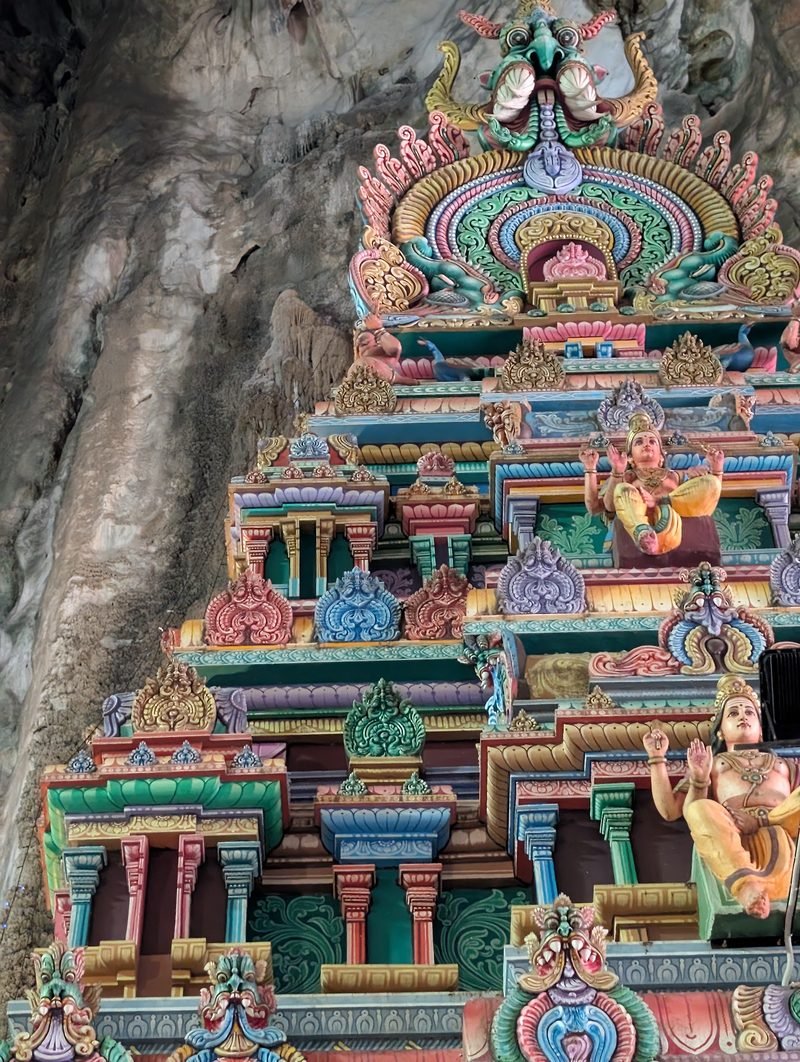 D&eacute;tail du temple hindou color&eacute; dans la grotte des Batu Caves