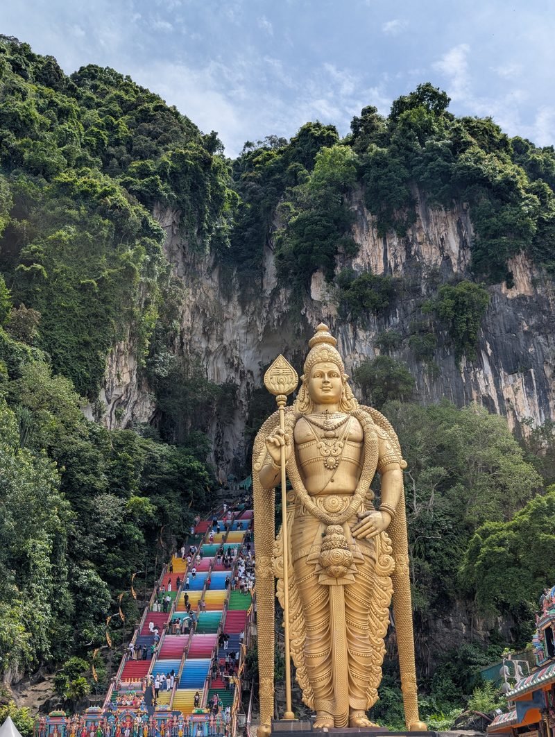 Statue dor&eacute;e de Murugan devant l&rsquo;escalier arc-en-ciel des Batu Caves
