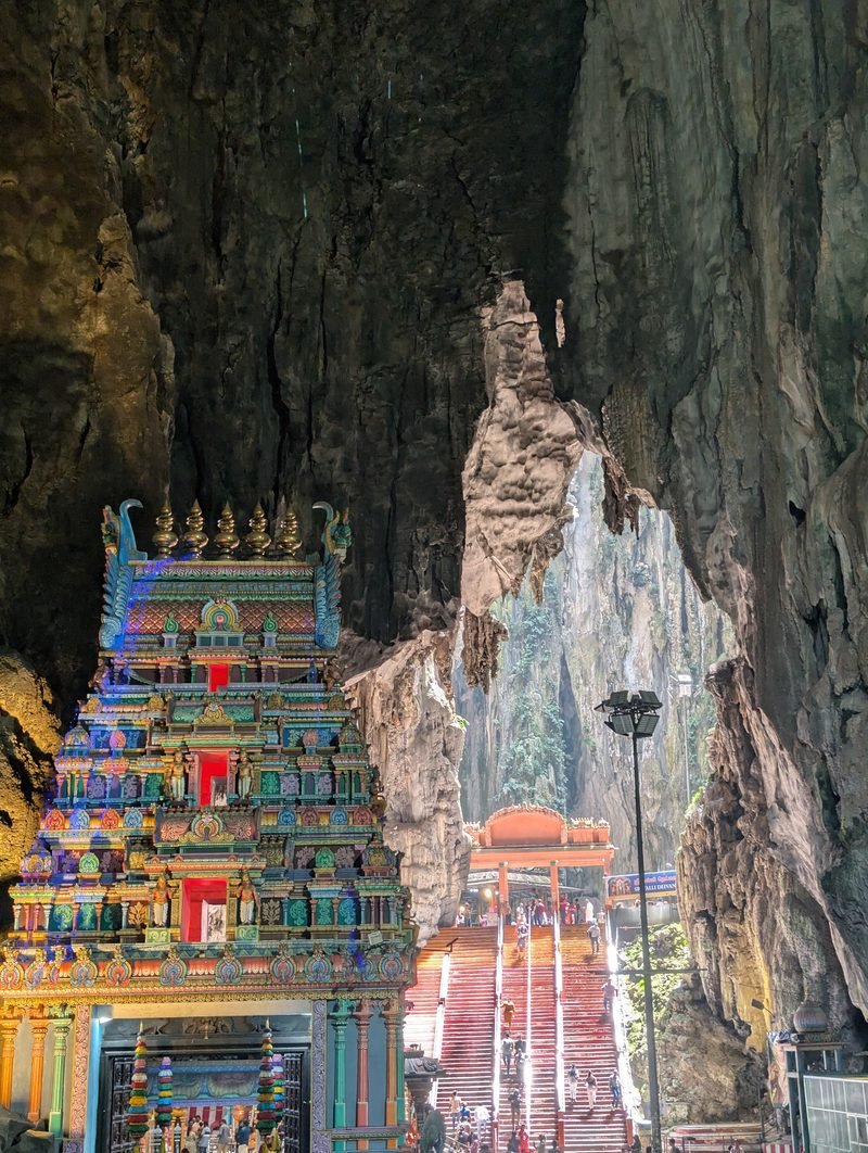 Entr&eacute;e du temple dans la grotte des Batu Caves