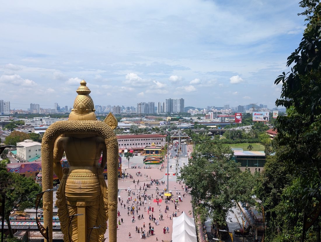Vue sur l&rsquo;esplanade et la ville depuis la statue des Batu Caves