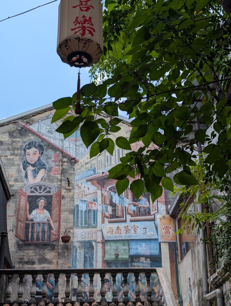 Fresque murale de Kwai Chai Hong sous une lanterne, Chinatown