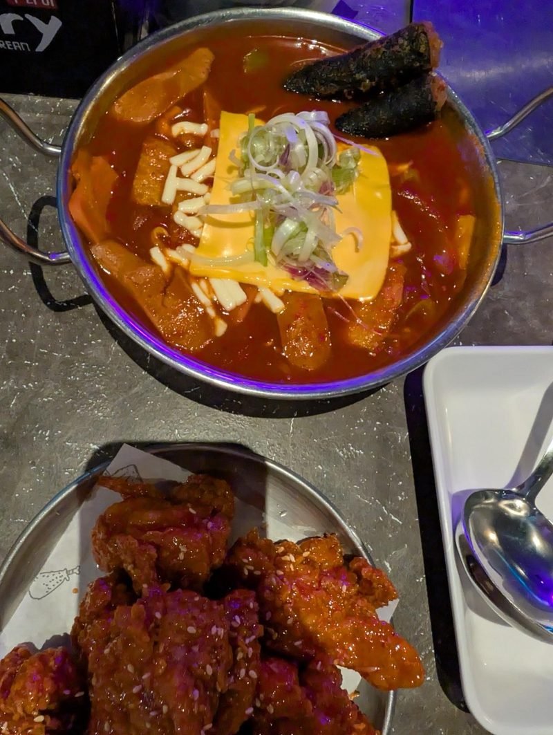 Tteokbokki au fromage et poulet frit cor&eacute;en