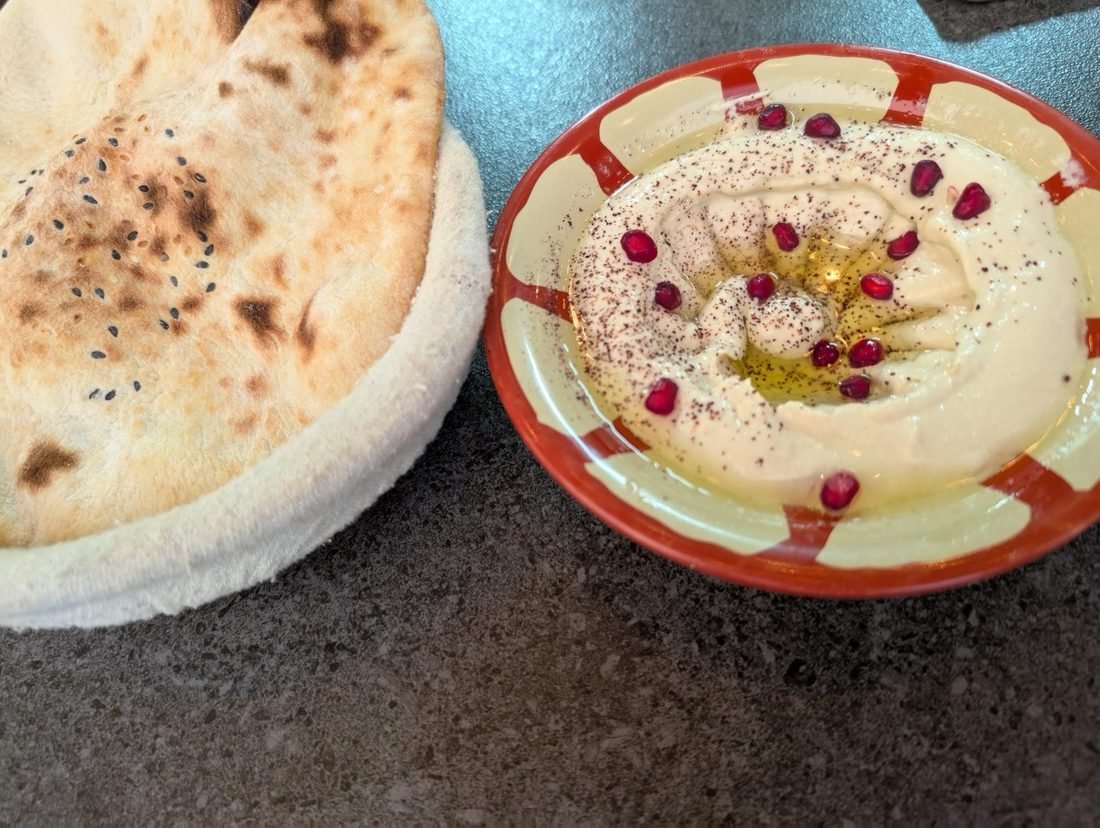 Houmous &agrave; la grenade et pain libanais