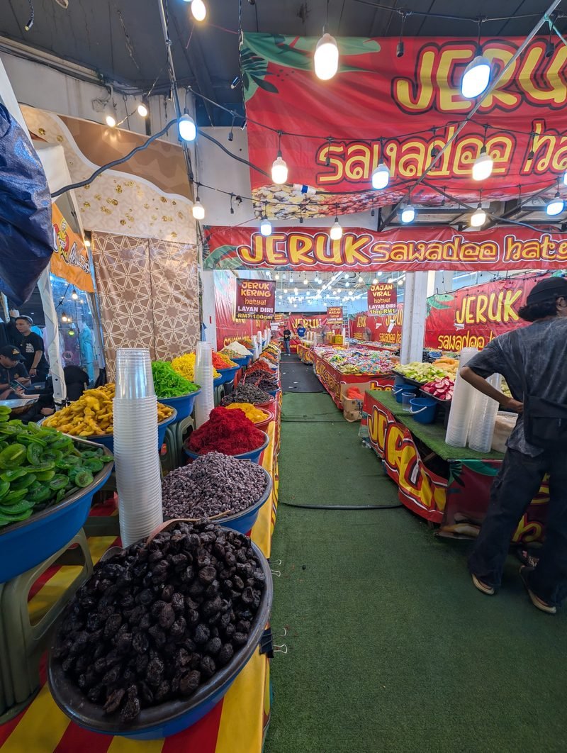 Stand de fruits confits et de friandises dans un march&eacute; de Kuala Lumpur