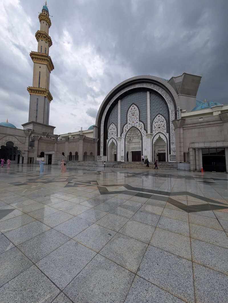 Parvis et minaret de la mosqu&eacute;e Masjid Wilayah