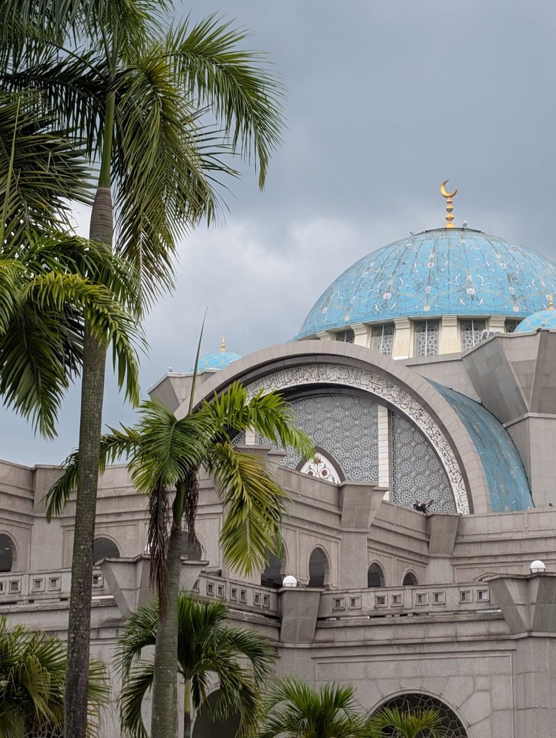 D&ocirc;me turquoise de la mosqu&eacute;e Masjid Wilayah &agrave; Kuala Lumpur