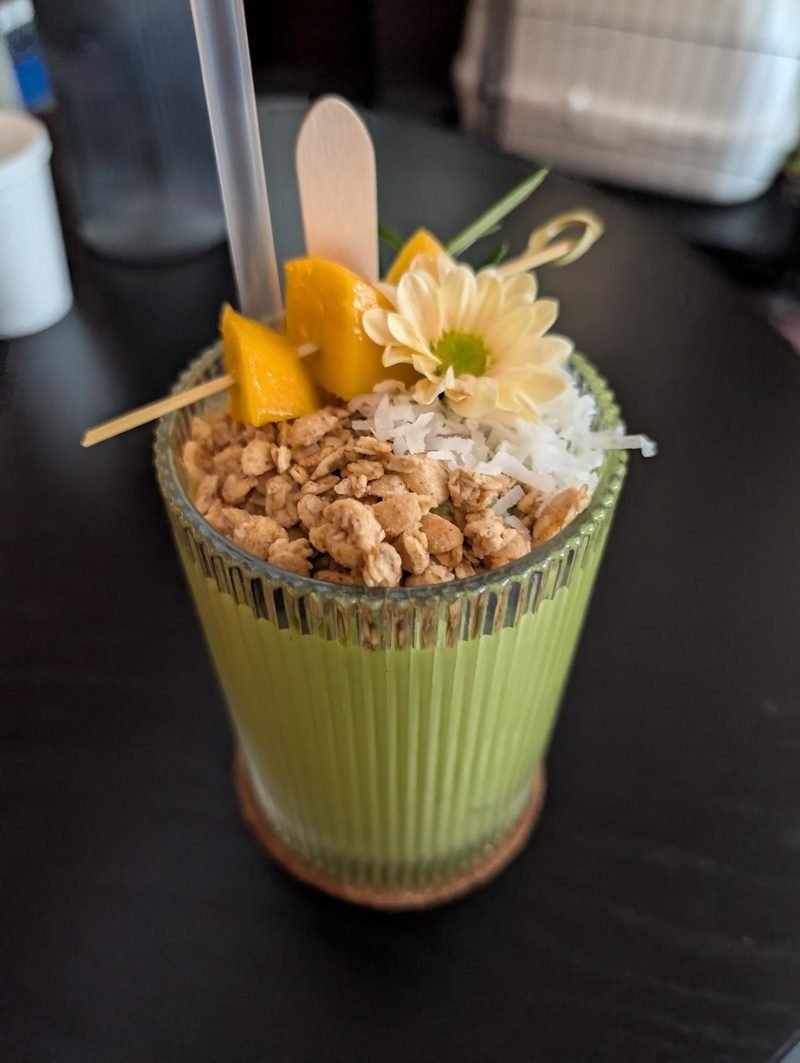 Matcha latte glac&eacute; &agrave; la mangue, au granola et &agrave; la noix de coco