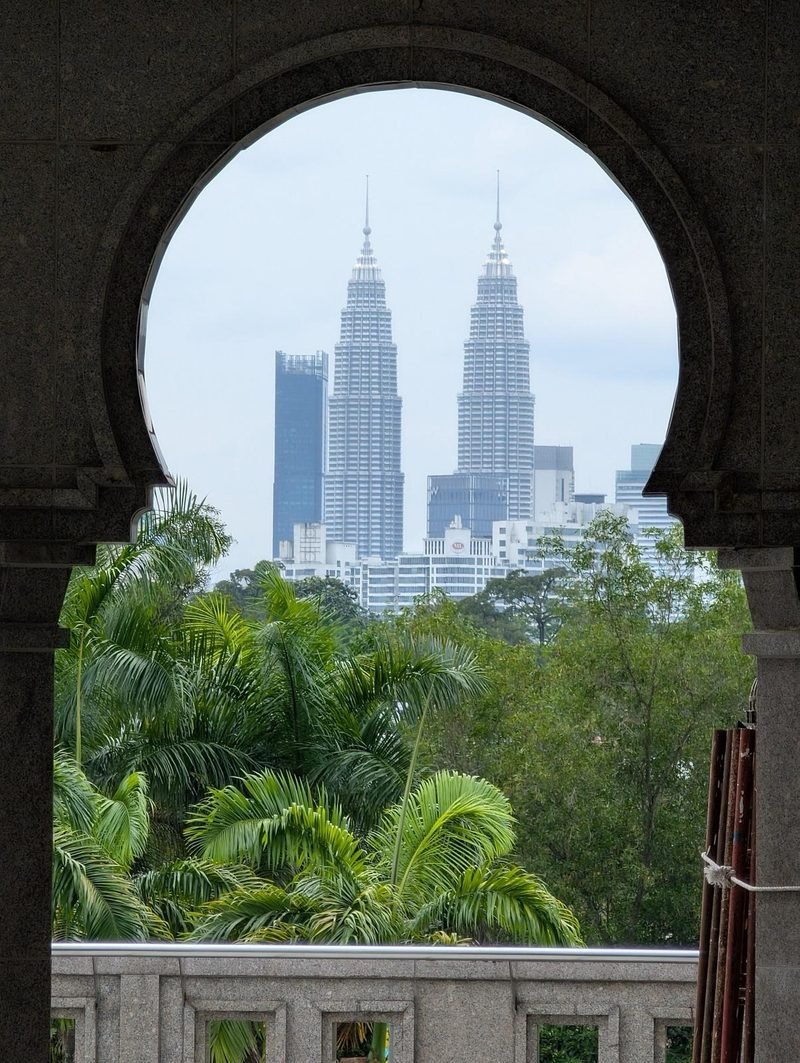Les tours Petronas vues &agrave; travers une arche de la mosqu&eacute;e