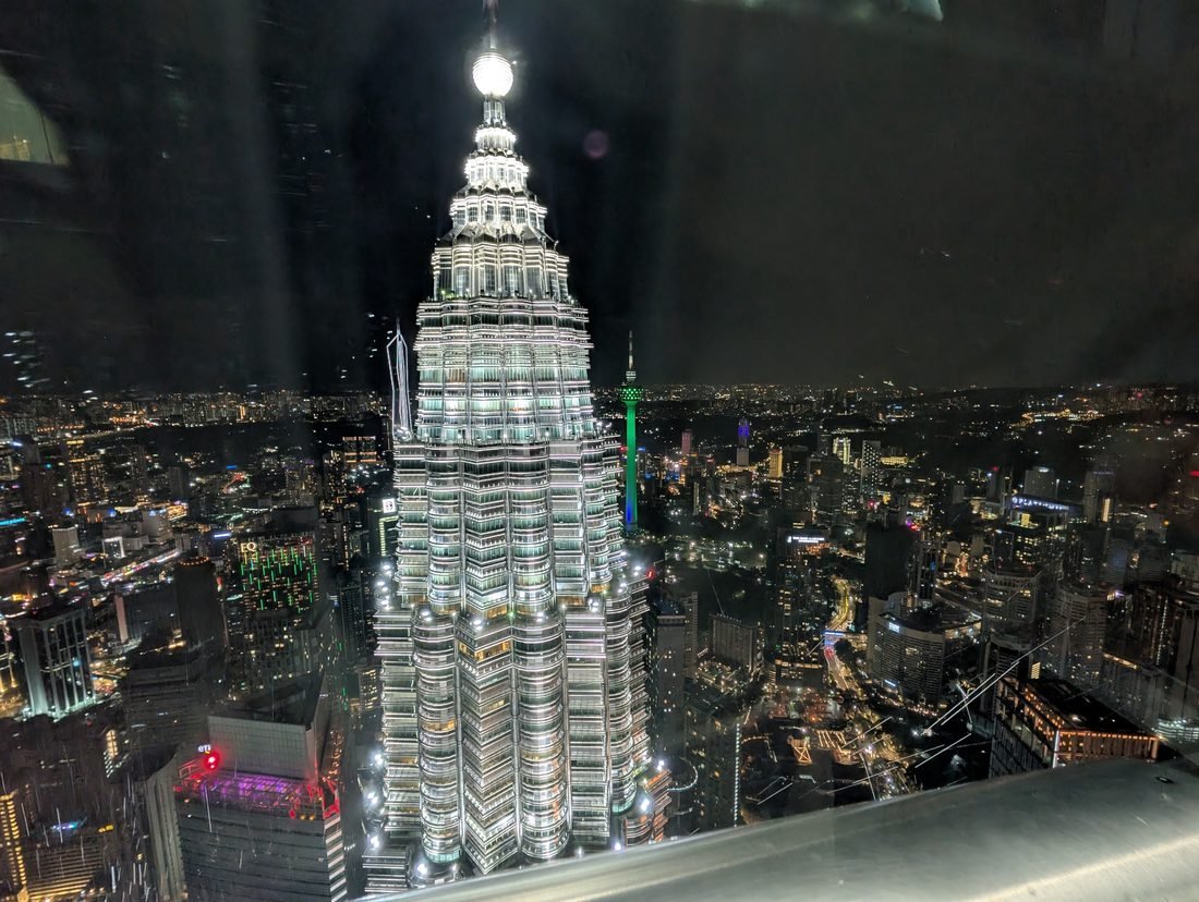 Une tour Petronas et la tour KL illumin&eacute;es depuis l&rsquo;Observation Deck, de nuit