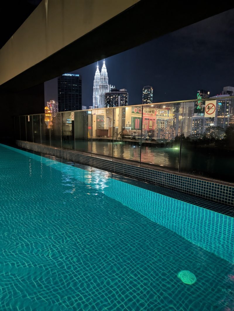 Piscine &agrave; d&eacute;bordement et vue sur les tours Petronas au Santa Grand Signature, Kuala Lumpur