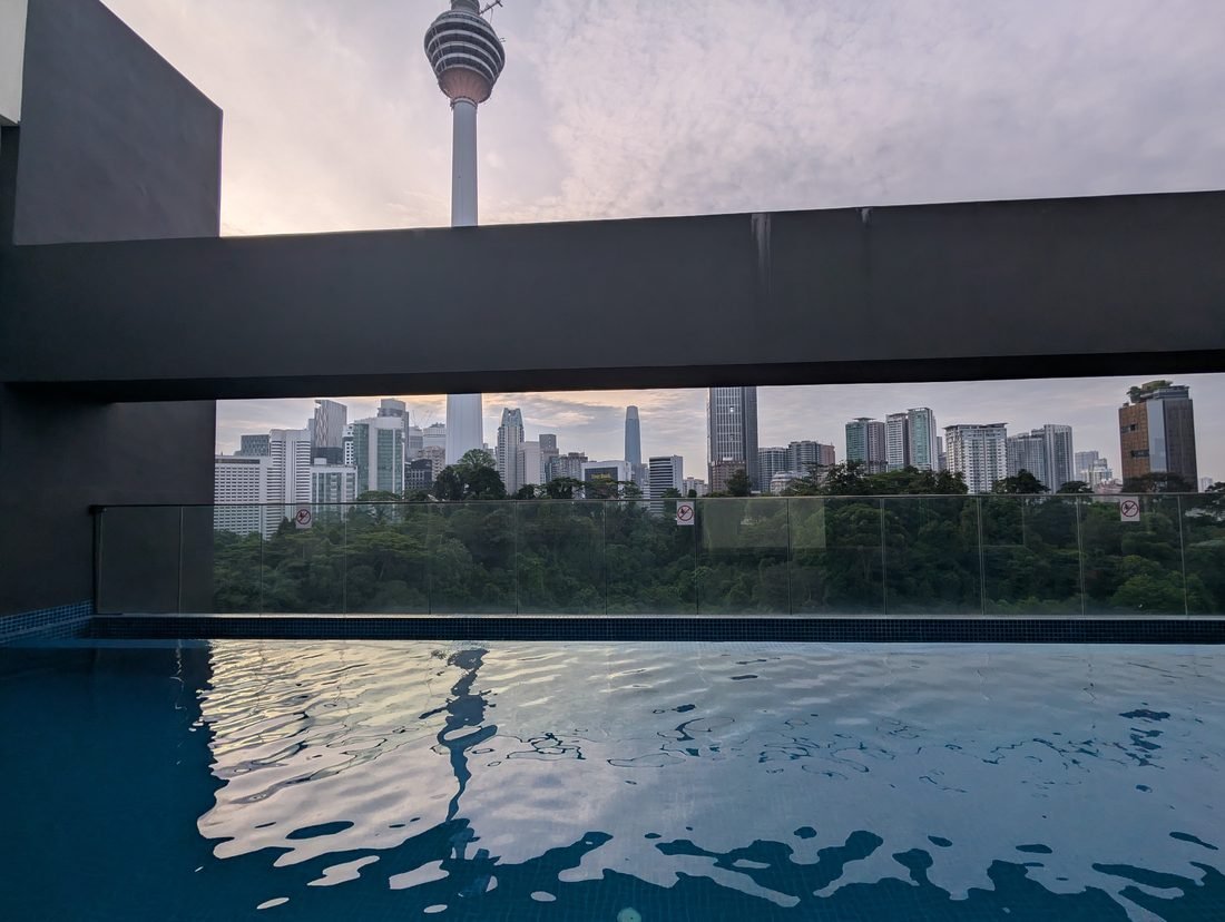 Piscine sur le toit avec vue sur la tour KL et les gratte-ciel