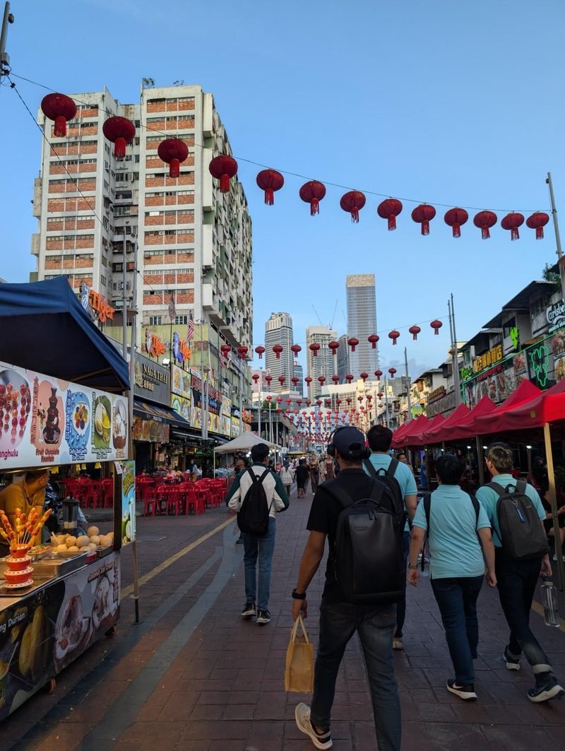 Rue anim&eacute;e aux lanternes rouges et stands de street food