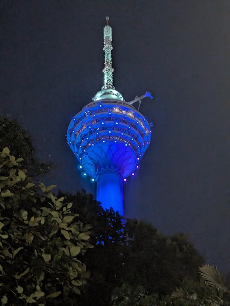 La tour KL illumin&eacute;e en bleu
