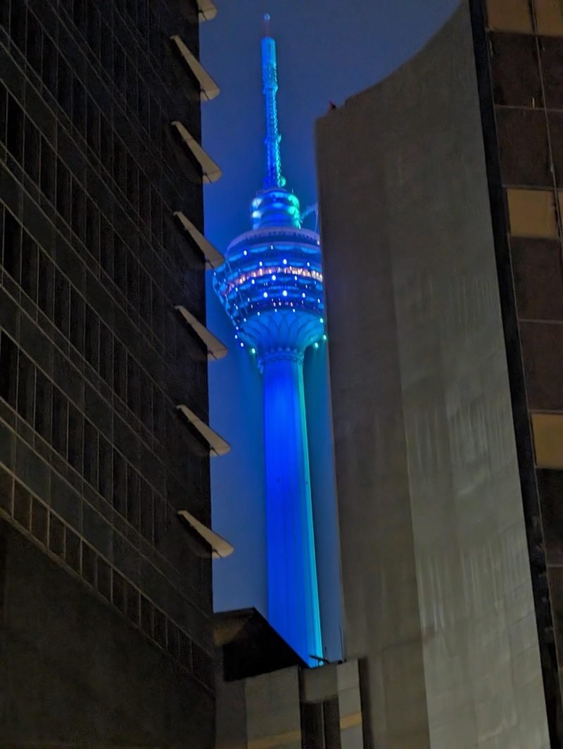 La tour KL entre deux immeubles, de nuit