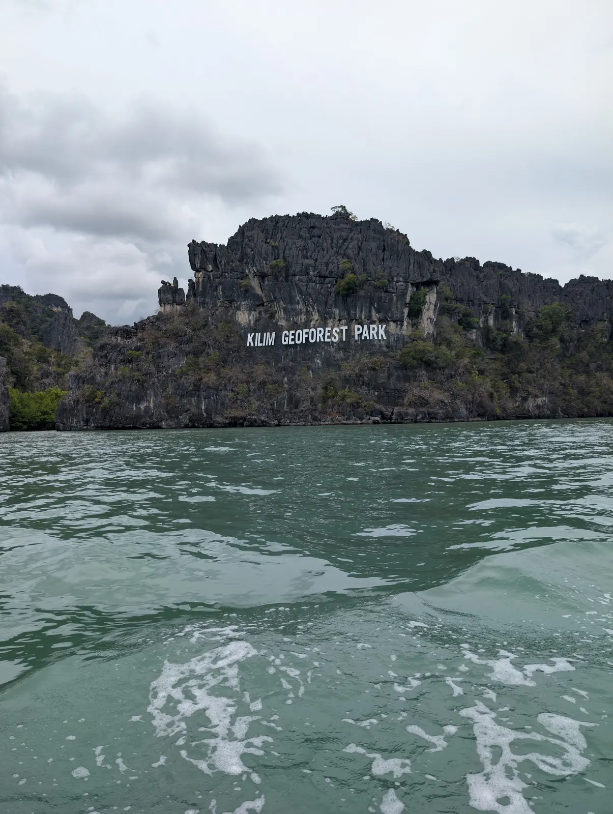 Falaises karstiques du Kilim Geoforest Park vues depuis le bateau