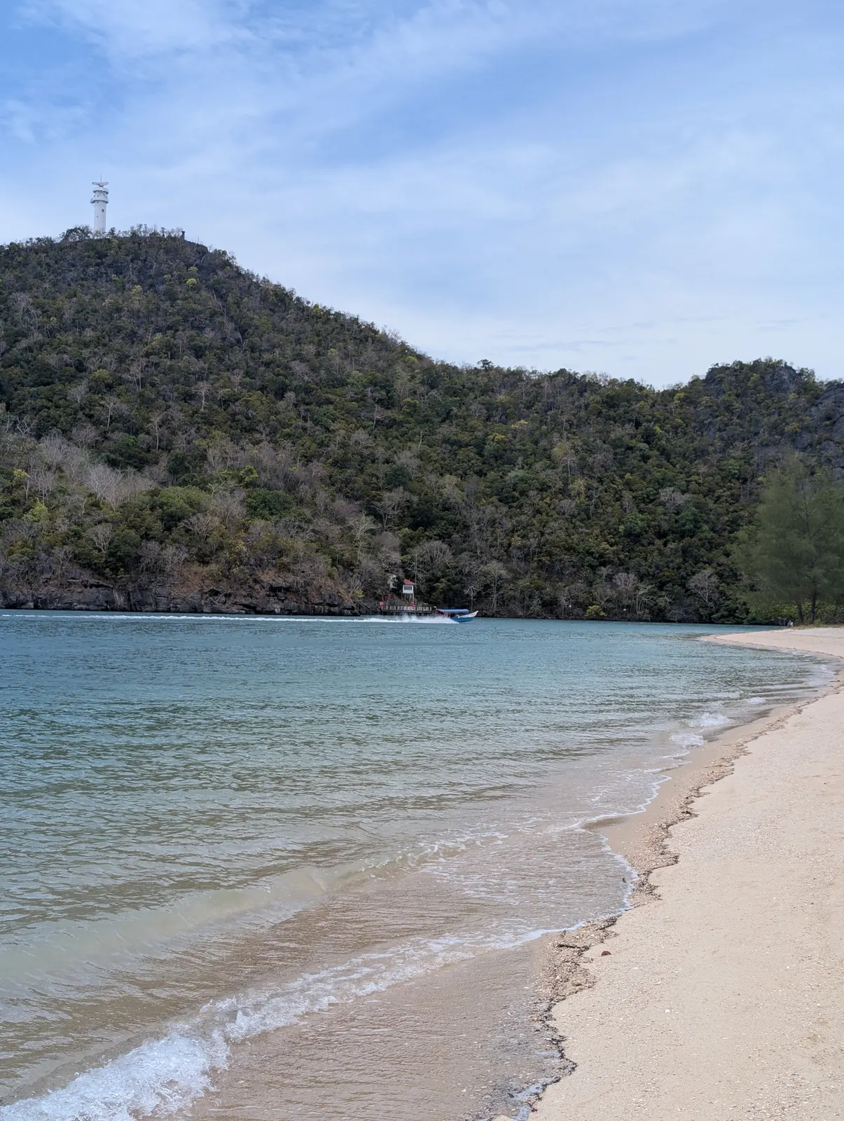 La plage de Tanjung Rhu et sa colline au phare