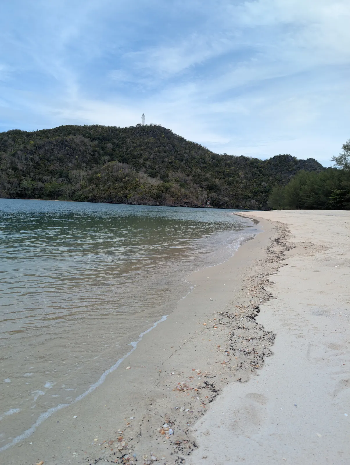 Le sable blanc et l'eau calme de Tanjung Rhu