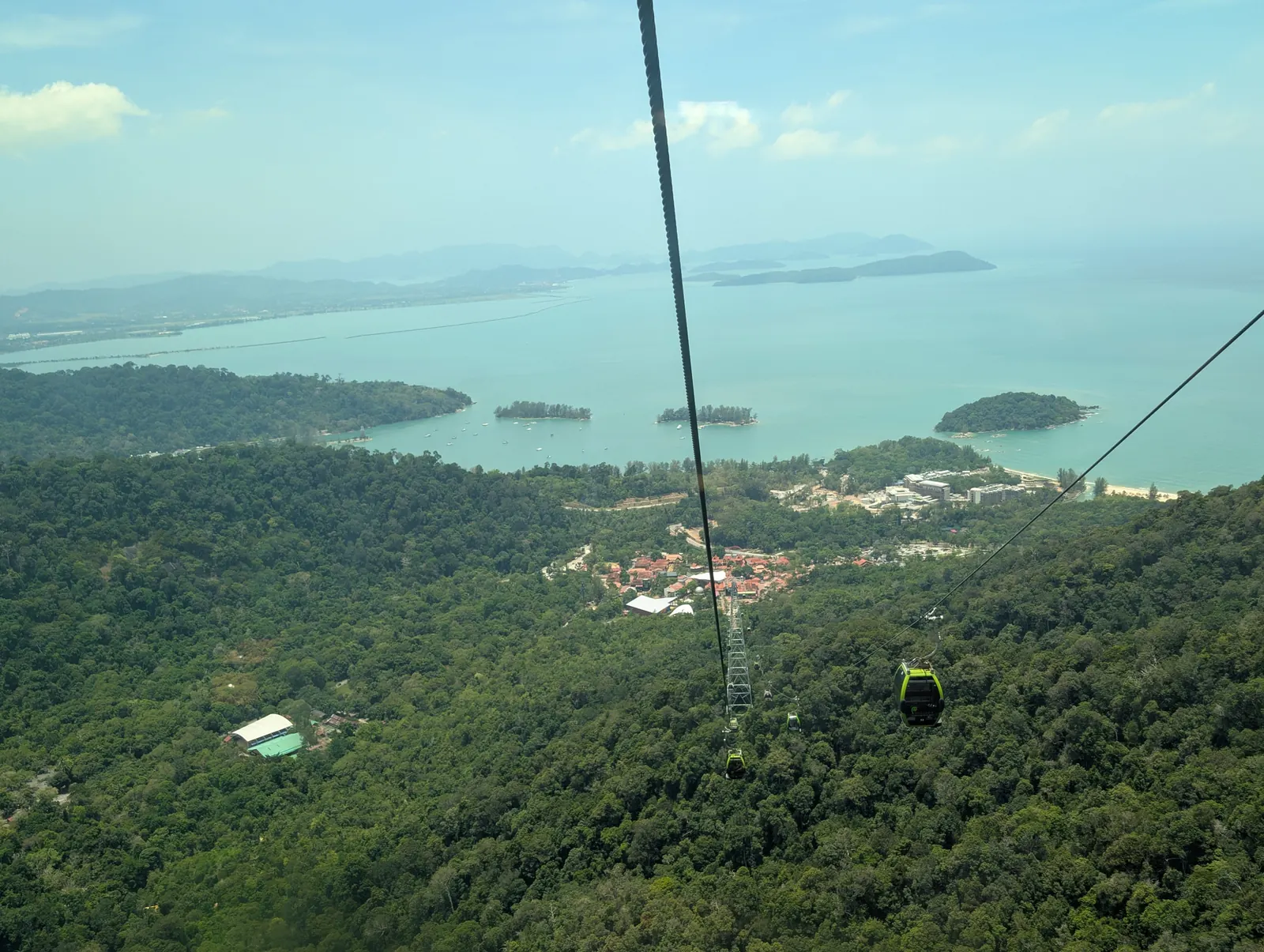 Le SkyCab au-dessus de la for&ecirc;t tropicale avec vue sur la baie de Langkawi
