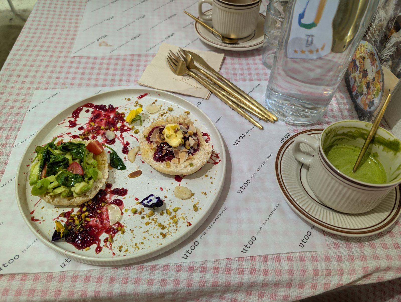 Brunch et matcha latte dans un caf&eacute; de George Town