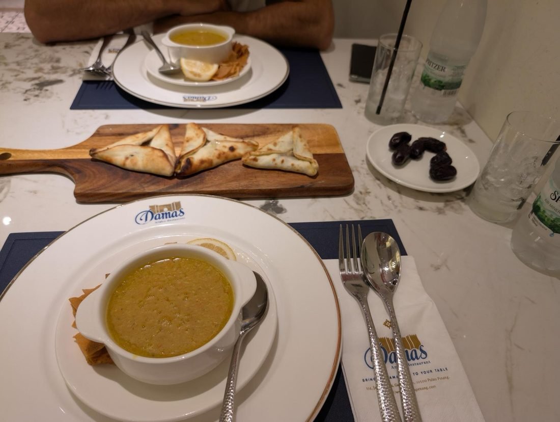 Soupe et sambousek au restaurant Damas, &agrave; George Town