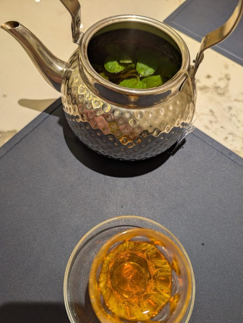 Th&eacute; &agrave; la menthe au restaurant Damas