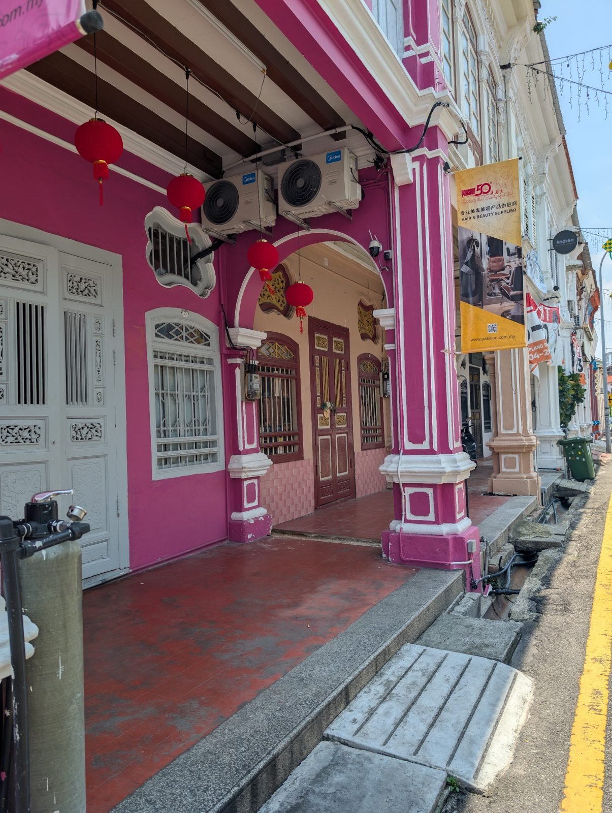 Shophouse rose aux lanternes rouges dans le centre historique de George Town