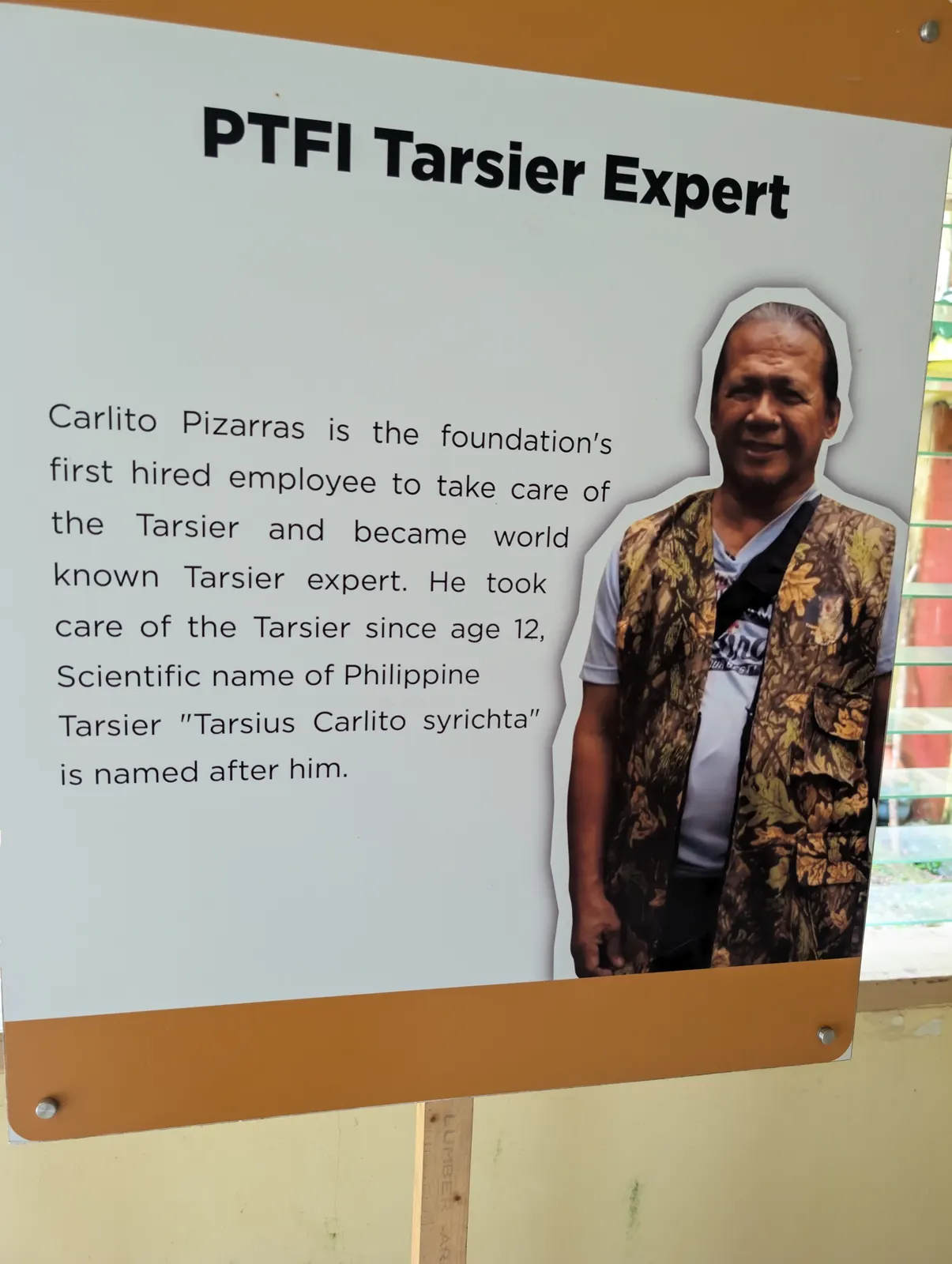 Panneau consacr&eacute; &agrave; Carlito Pizarras, expert des tarsiers, &agrave; Corella